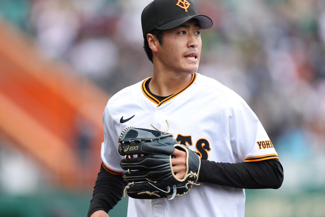 巨人対ヤクルト　3回表を抑え、ベンチに戻る西舘（撮影・河田真司）