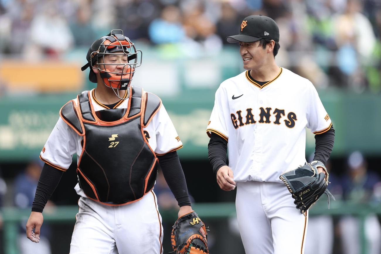 巨人対ヤクルト　4回表を抑え、ベンチに戻る岸田（左）と西舘（撮影・河田真司）