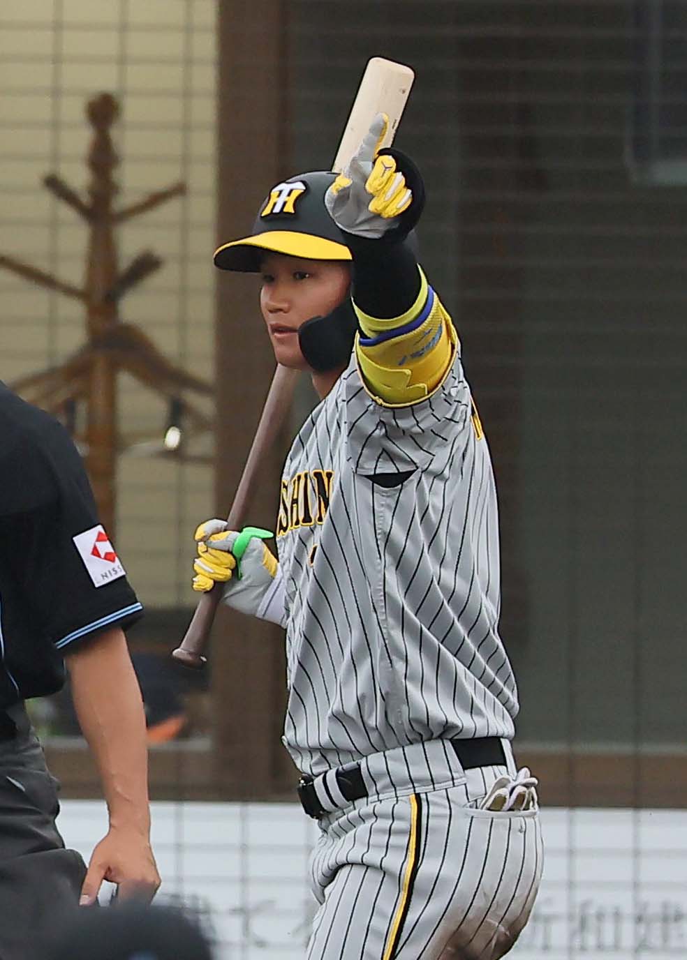 中日対阪神　4回表阪神1死二塁、今年のモデルではないバットで打席に立つ森下（撮影・上田博志）
