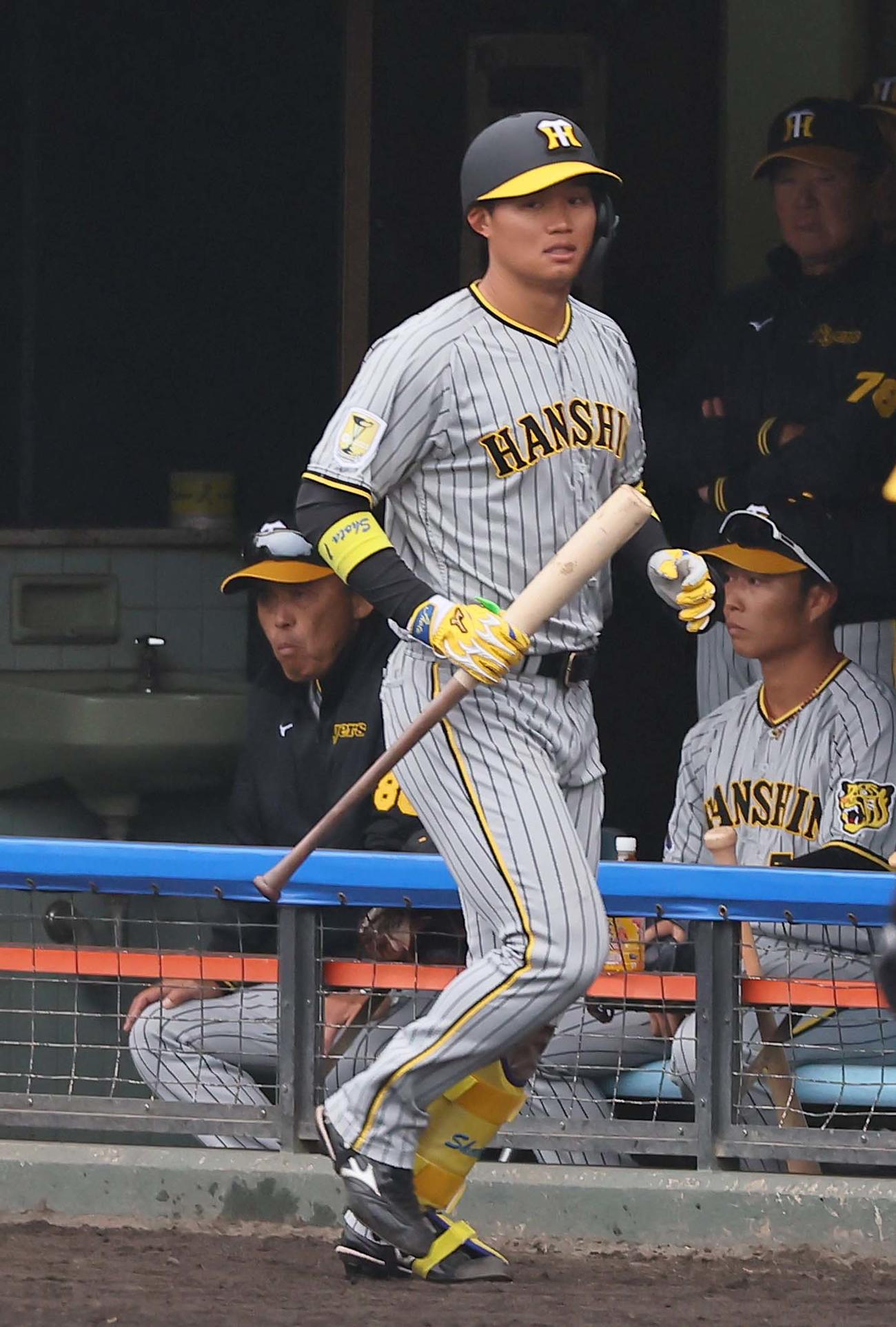 中日対阪神　旧型バットを手にベンチに引き揚げる森下。左は岡田監督（撮影・上田博志）