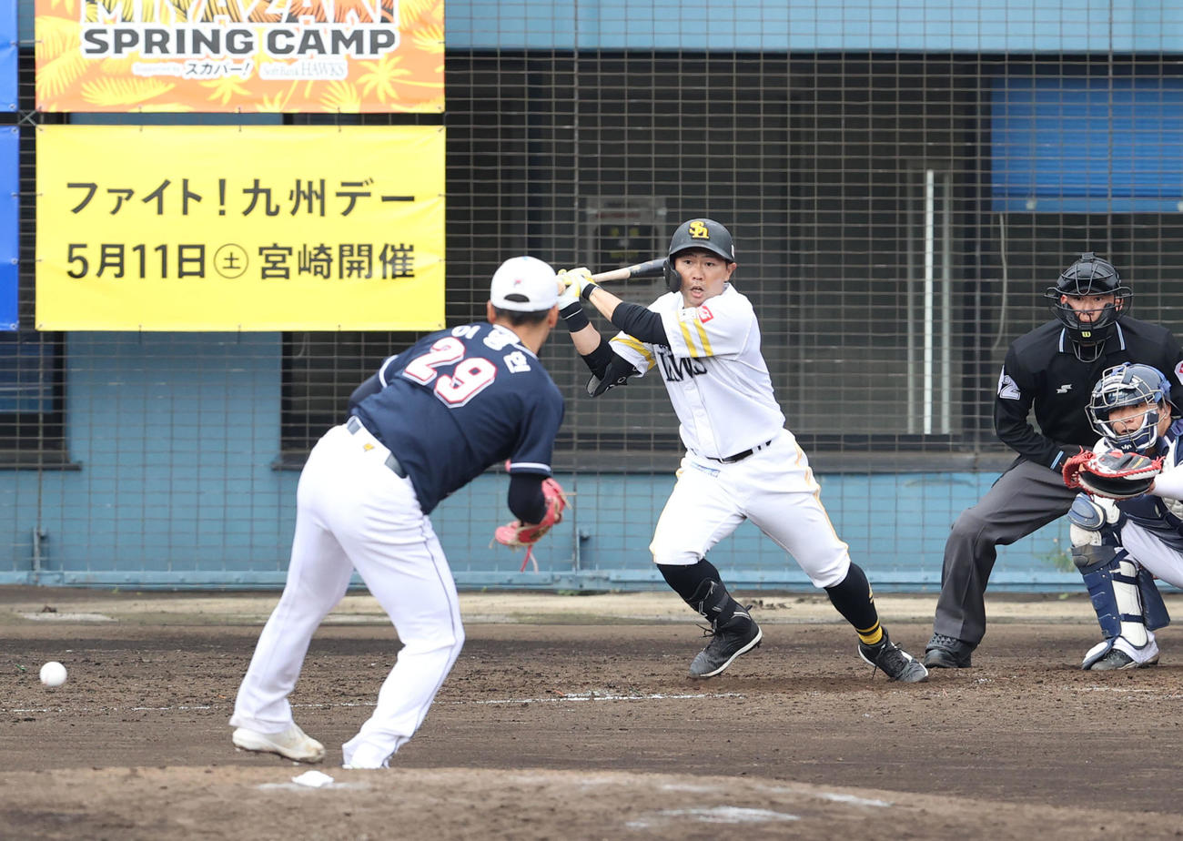 ソフトバンク対斗山ベアーズ　5回裏ソフトバンク2死二塁、中村晃は中前適時打を放つ（撮影・梅根麻紀）