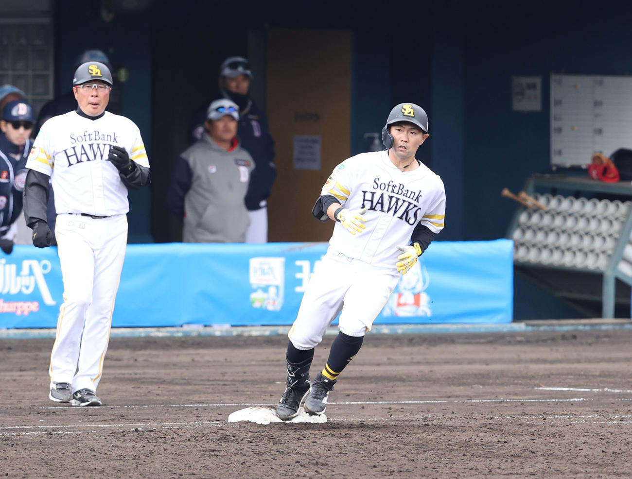 ソフトバンク対斗山ベアーズ　5回裏ソフトバンク2死二塁、中村晃は中前適時打を放つ（撮影・梅根麻紀）