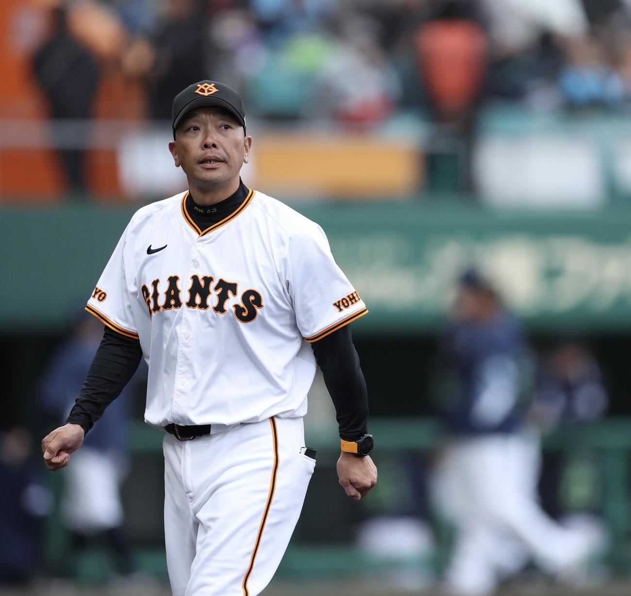 巨人対ヤクルト　ヤクルトに敗れ引き揚げる巨人阿部監督（撮影・河田真司）