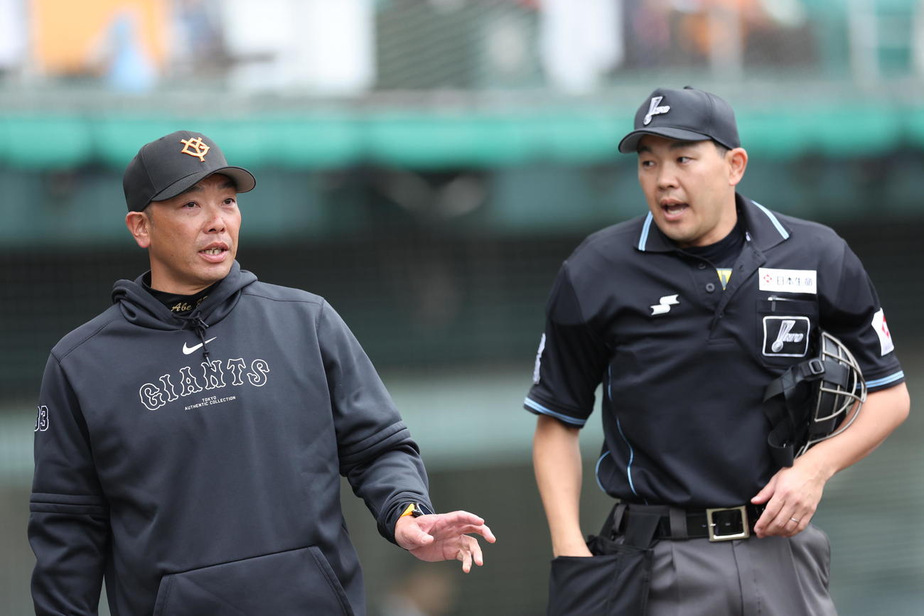 巨人対ヤクルト　7回裏を終え、審判と言葉を交わす阿部監督（左）（撮影・河田真司）