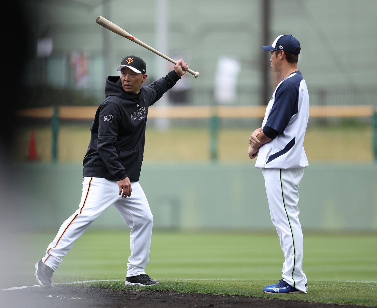 巨人対ヤクルト　試合前、言葉を交わす巨人阿部監督（左）とヤクルト北村拓（撮影・河田真司）