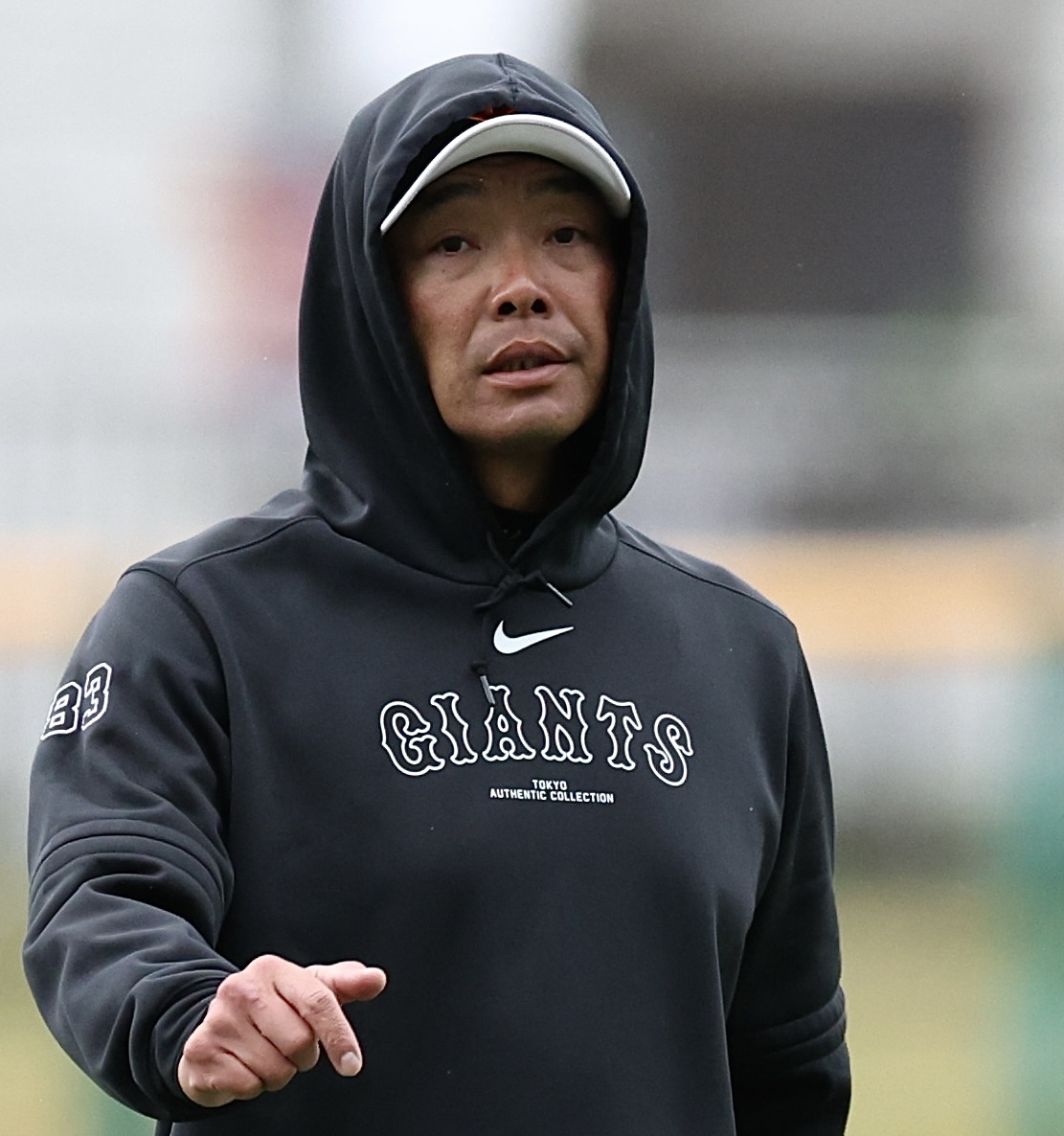 巨人対ヤクルト　試合前、フードを被り練習を見る巨人阿部監督（撮影・河田真司）