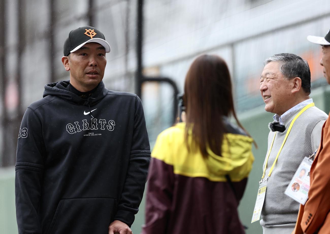 試合前、言葉を交わす巨人阿部慎之助監督（左）と徳光和夫氏（撮影・河田真司）