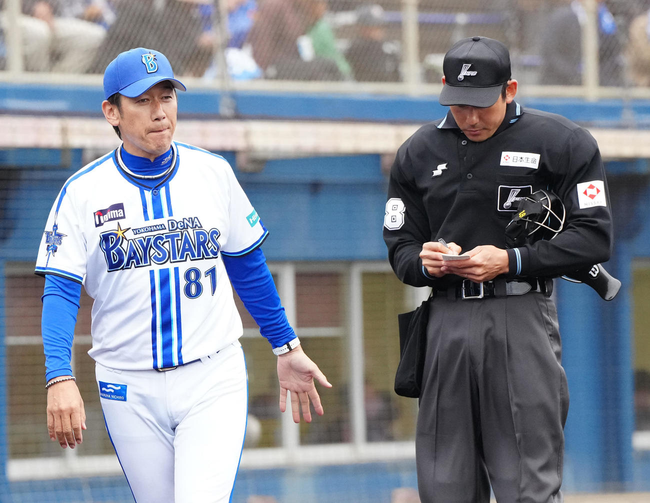 DeNA対楽天　4回表開始前、選手交代を告げたDeNA三浦監督（左）（撮影・江口和貴）