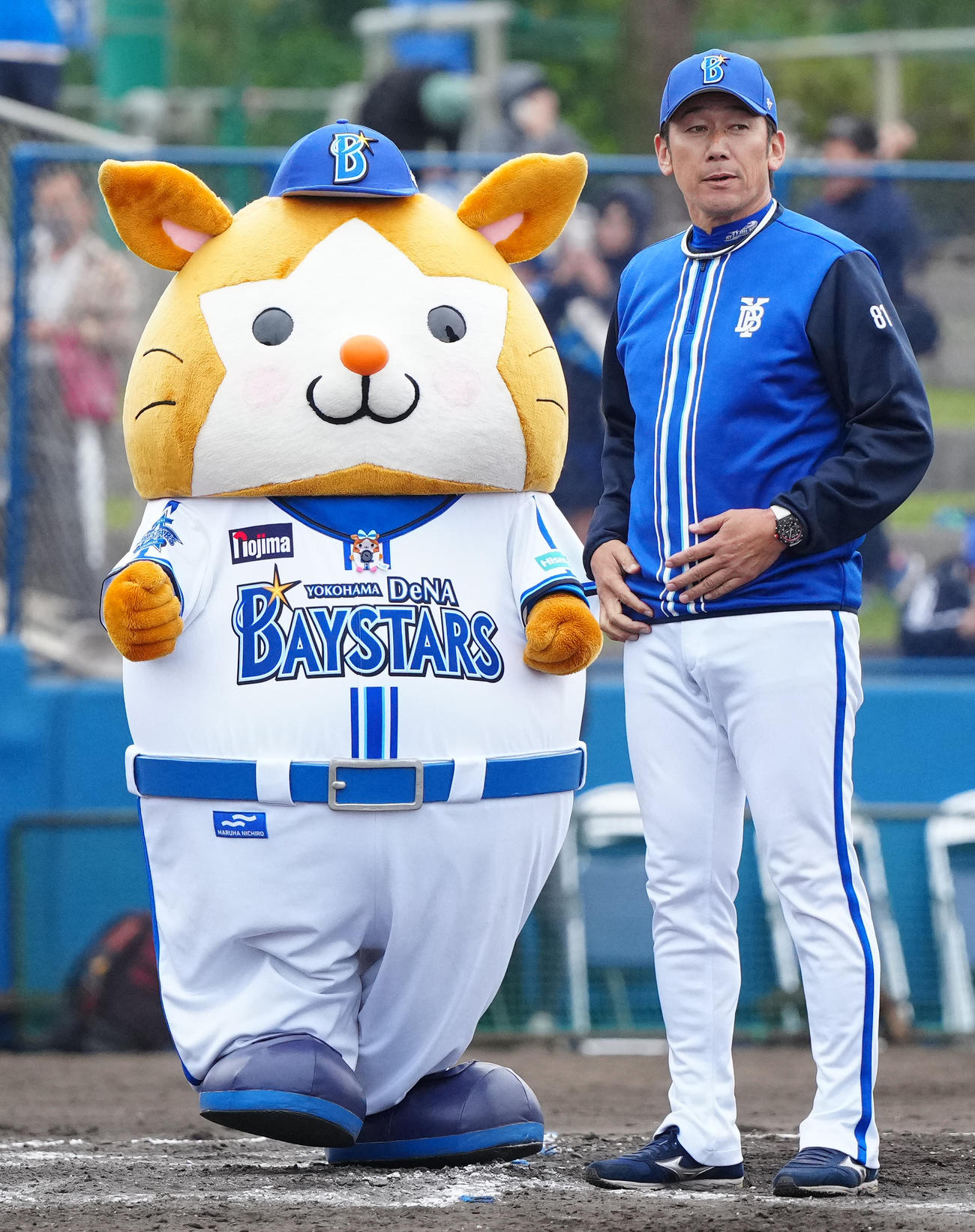 DeNA対楽天　試合後、あいさつするDeNA三浦監督。左はDB．スターマン（撮影・江口和貴）