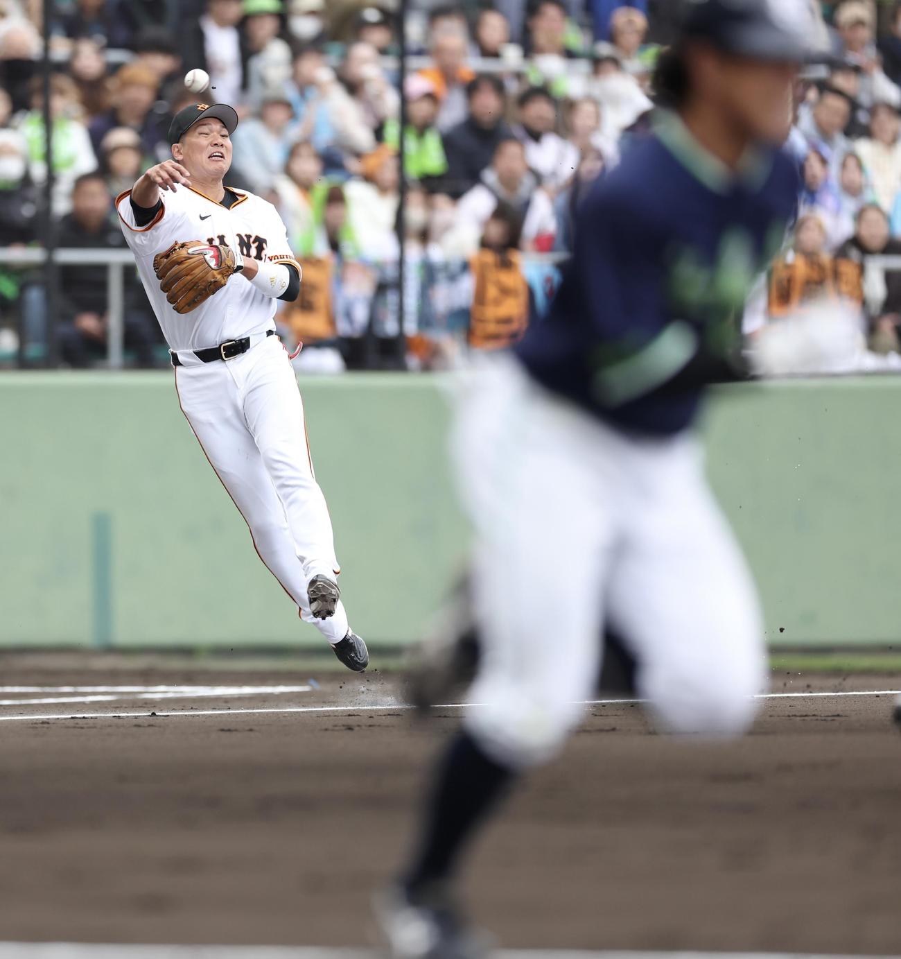 巨人対ヤクルト　3回表ヤクルト1死、増田の三ゴロを一塁に送球する坂本（撮影・河田真司）