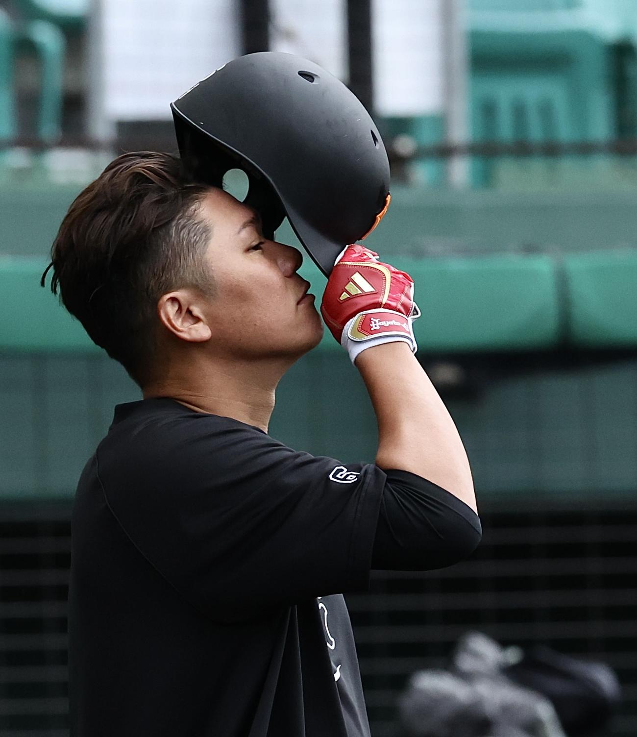 巨人対ヤクルト　試合前、ヘルメットを被る巨人坂本（撮影・河田真司）