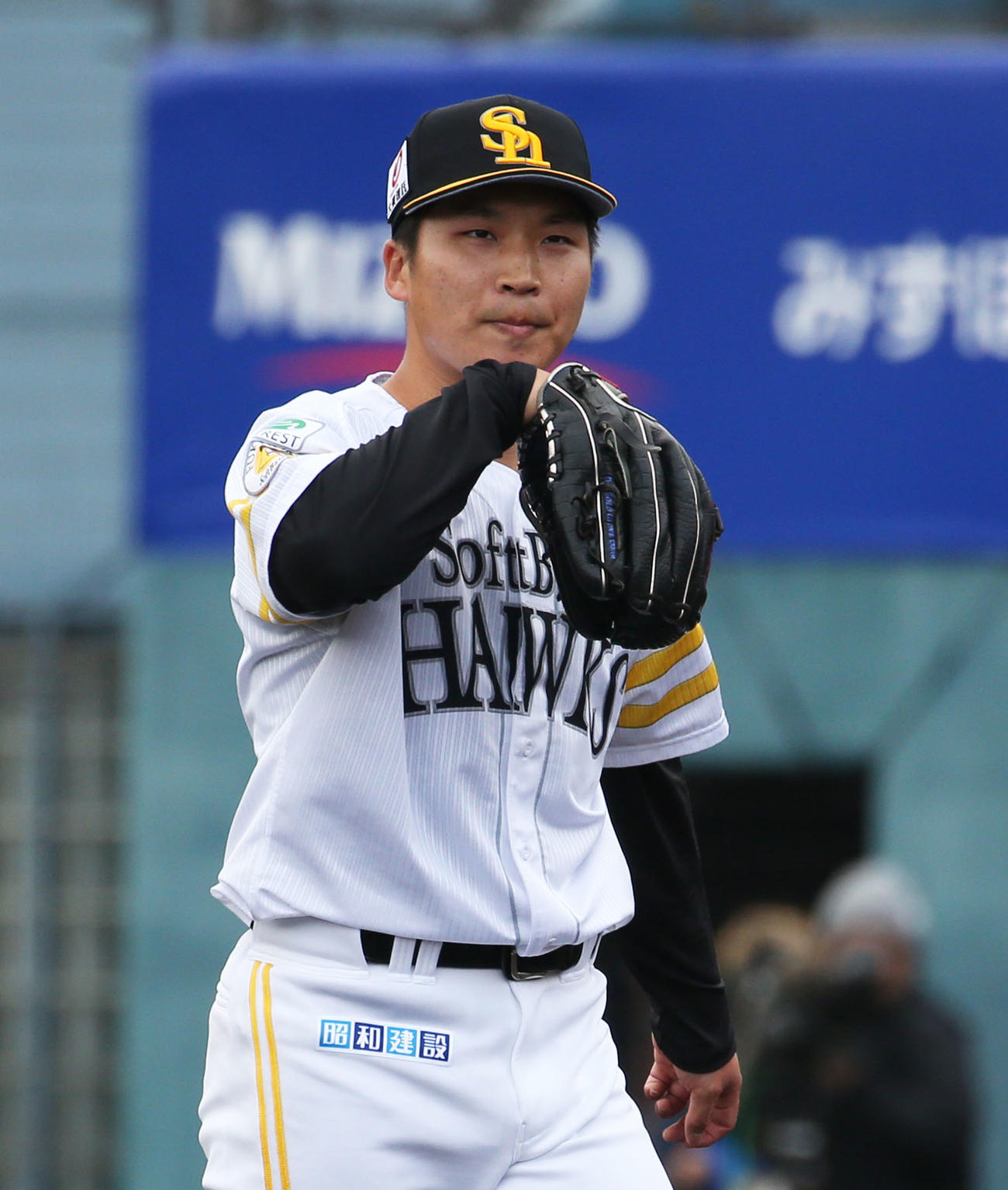 ソフトバンク対斗山ベアーズ　8回を投げ終えベンチへ引き揚げる長谷川（撮影・冨田成美）