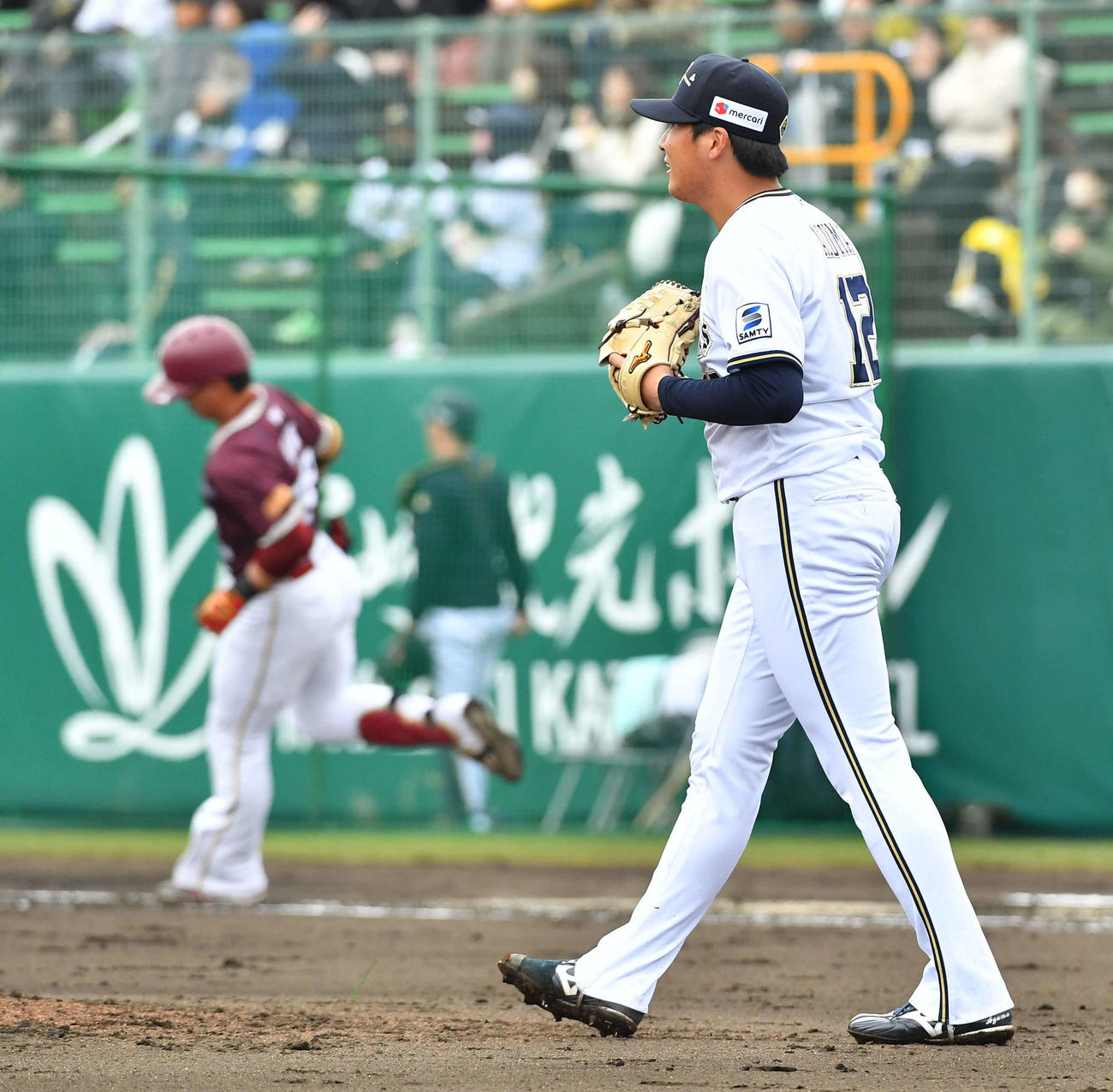 オリックス対楽天モンキーズ　3回表楽天モンキーズ1死、廖（左）に勝ち越しの右越え本塁打を打たれた東（撮影・岩下翔太）