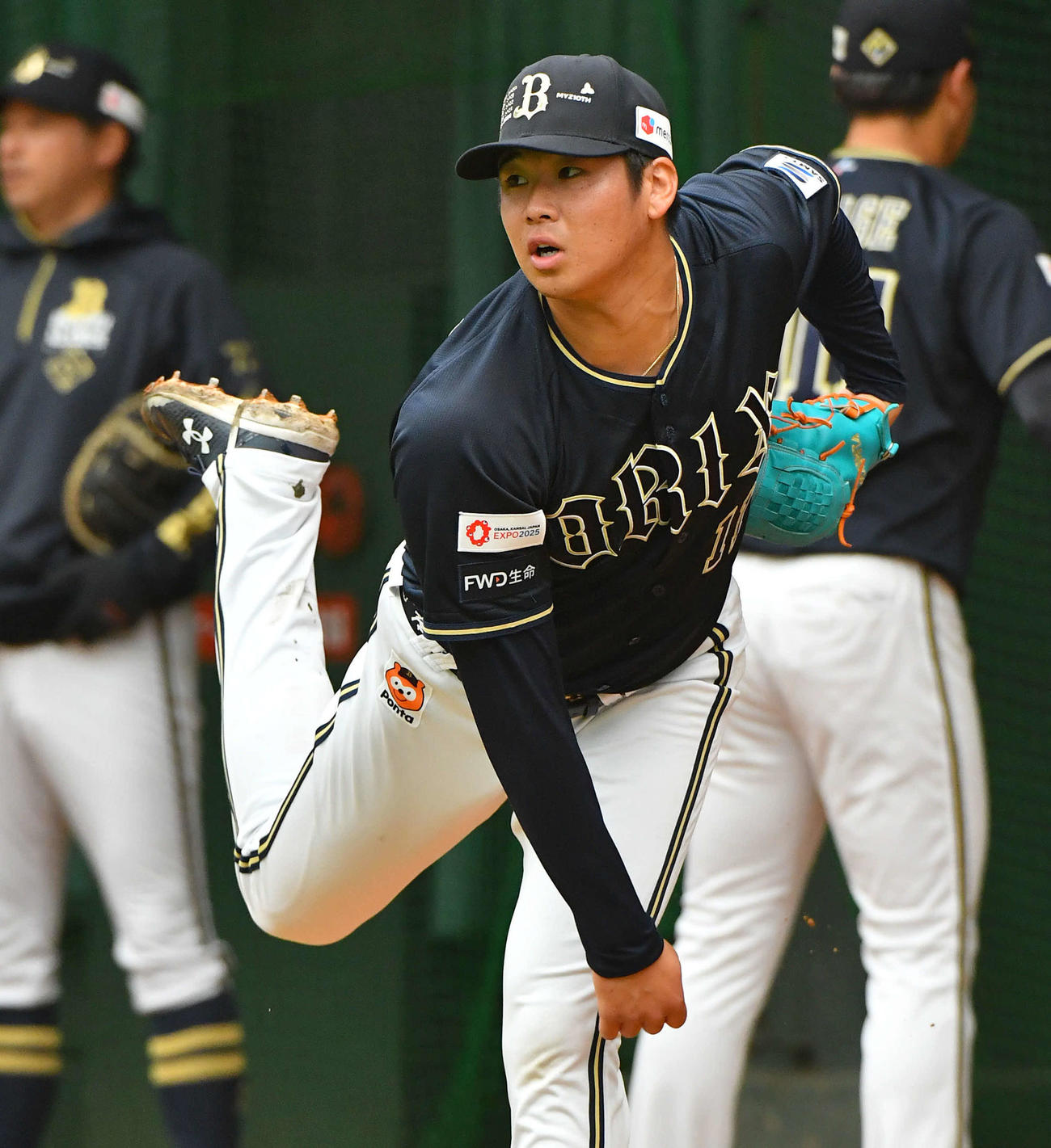 ブルペンで投げ込むオリックス山下（撮影・岩下翔太）
