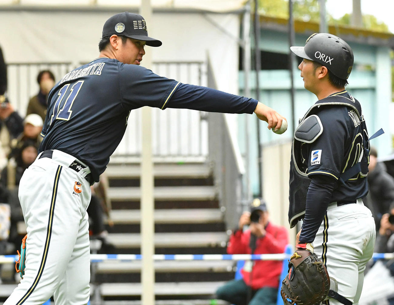 ブルペンでの投球を終え、捕手と話し合うオリックス山下（撮影・岩下翔太）