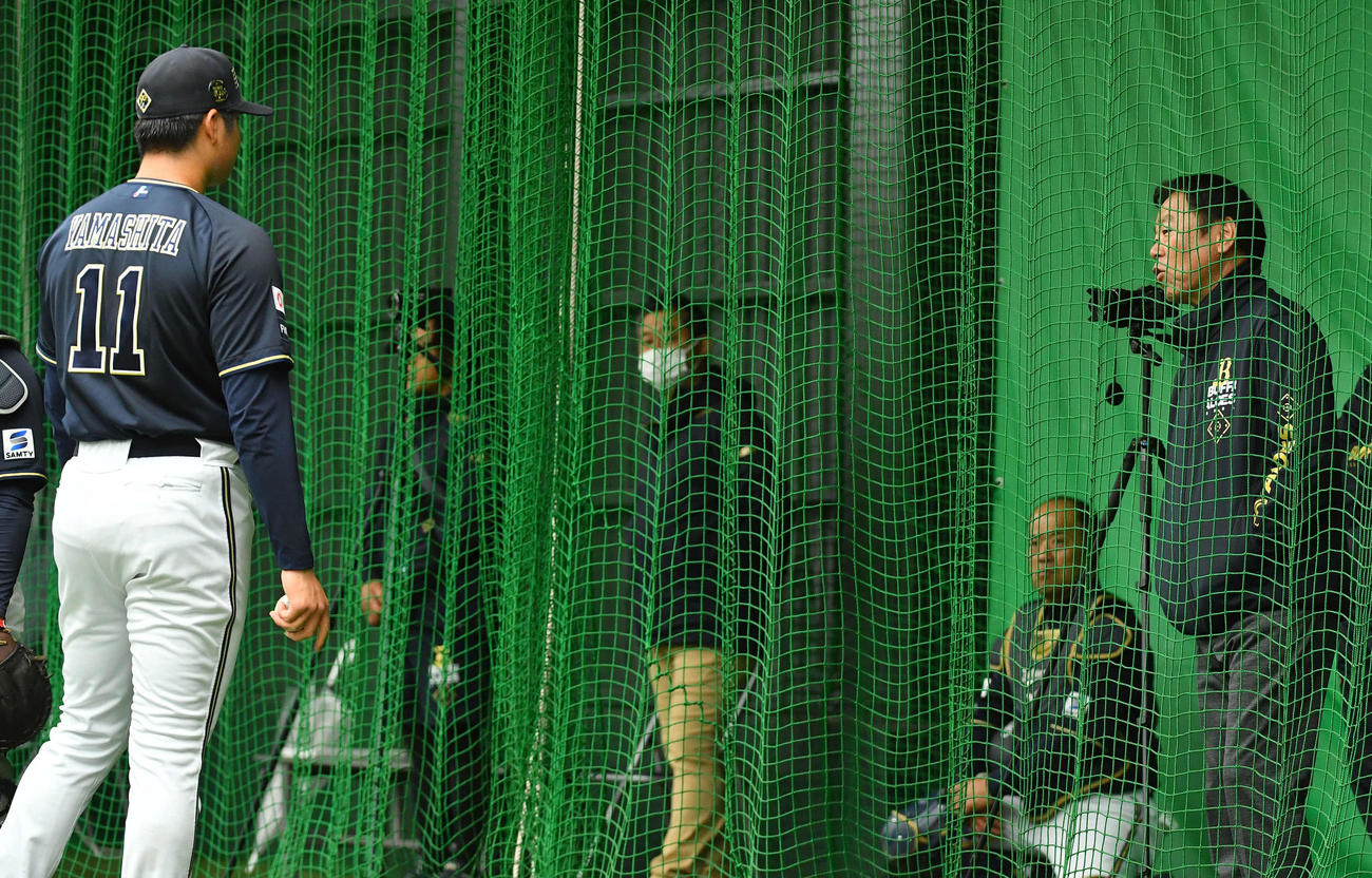 ブルペンでの投球を終えた山下（左端）と話すオリックス福良GM（右端）（撮影・岩下翔太）
