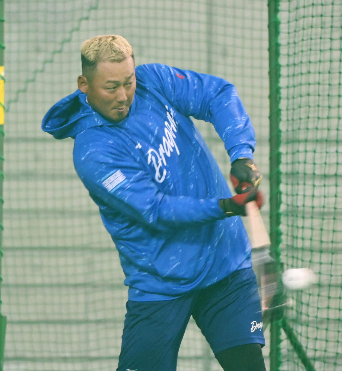 室内練習場で打撃練習をする中日中田（撮影・森本幸一）