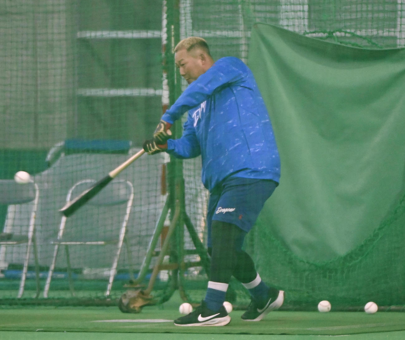 試合出場を見送り室内練習場で打撃練習をする中田（撮影・森本幸一）