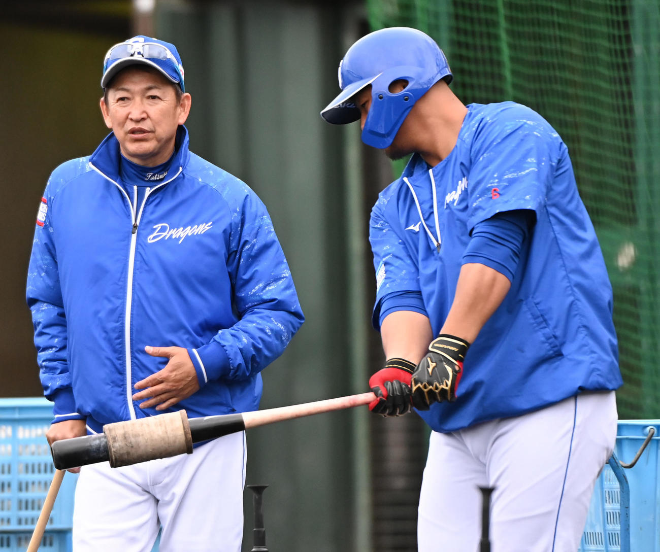 中日対阪神　試合前、中田と言葉を交わす立浪監督（左）（撮影・森本幸一）