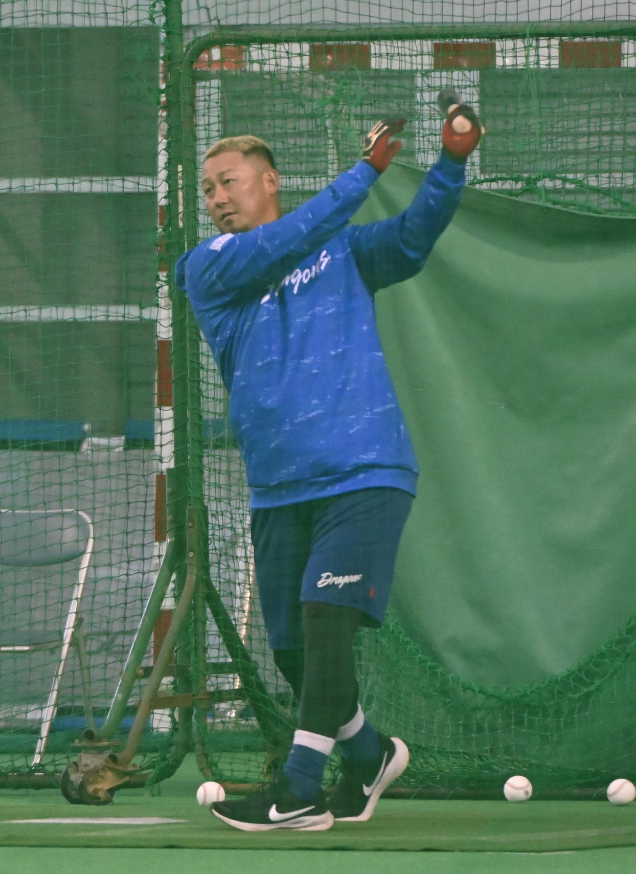 試合出場を見送り室内練習場で打撃練習をする中田（撮影・森本幸一）