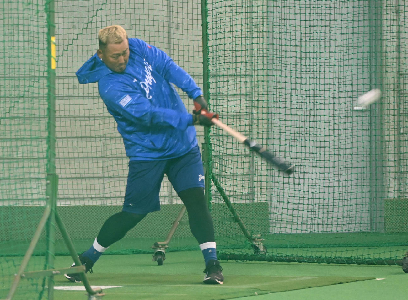 試合出場を見送り室内練習場で打撃練習をする中田（撮影・森本幸一）