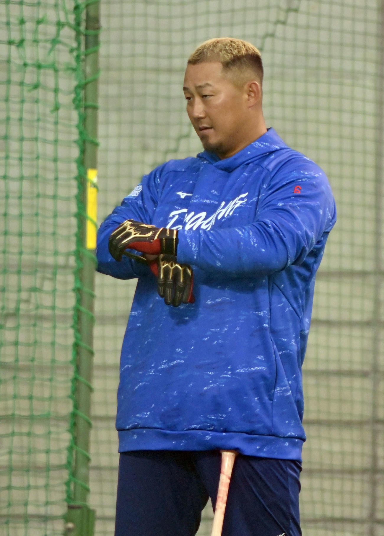 試合出場を見送り室内練習場で打撃練習をする中田（撮影・森本幸一）