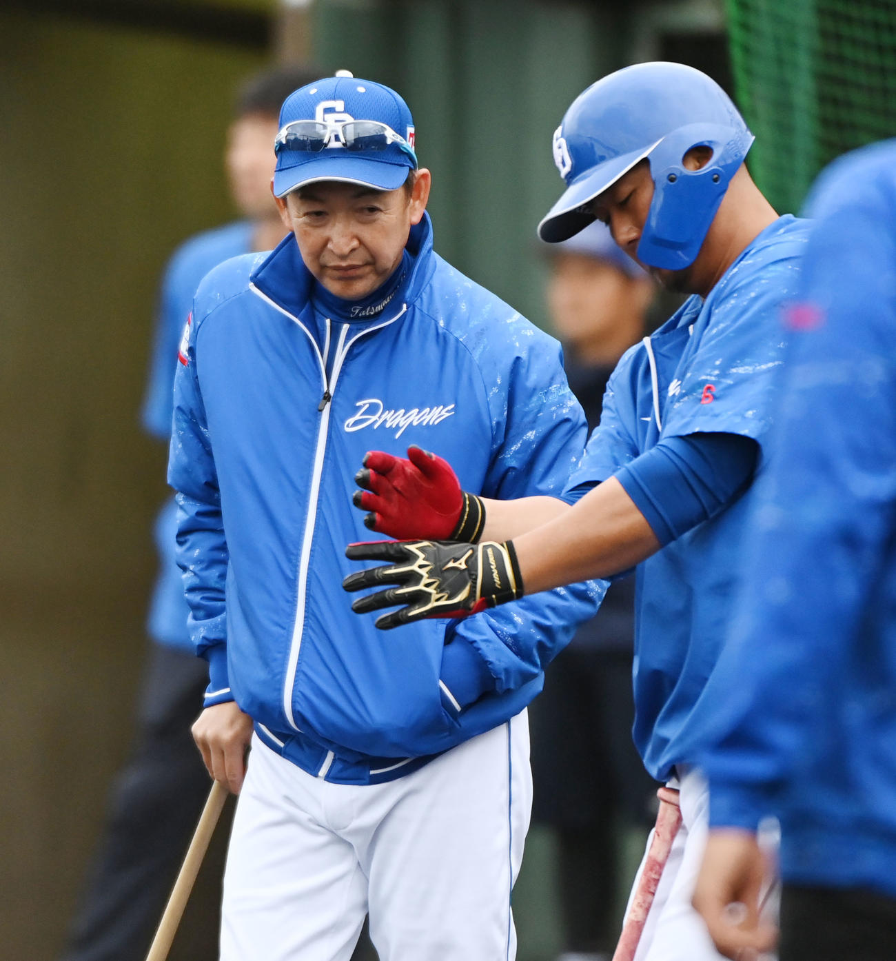 中日対阪神　試合前、中田と言葉を交わす立浪監督（左）（撮影・森本幸一）