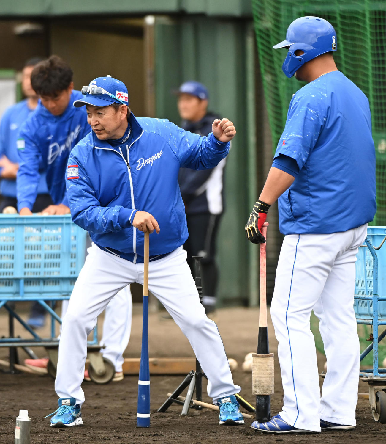 中日対阪神　試合前、中田と言葉を交わす立浪監督（左）（撮影・森本幸一）