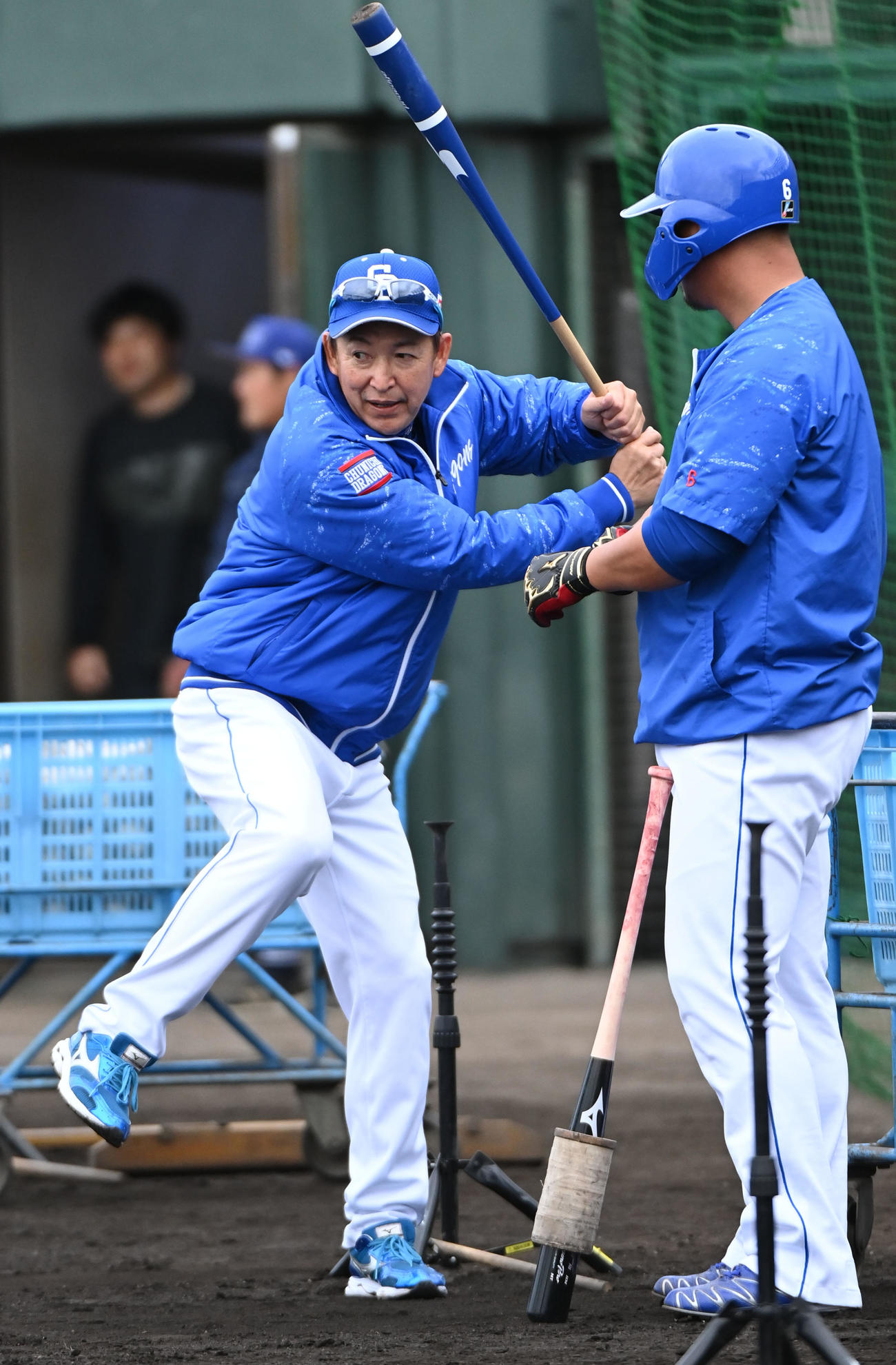 中日対阪神　試合前、中田と言葉を交わす中日立浪監督（左）（撮影・森本幸一）