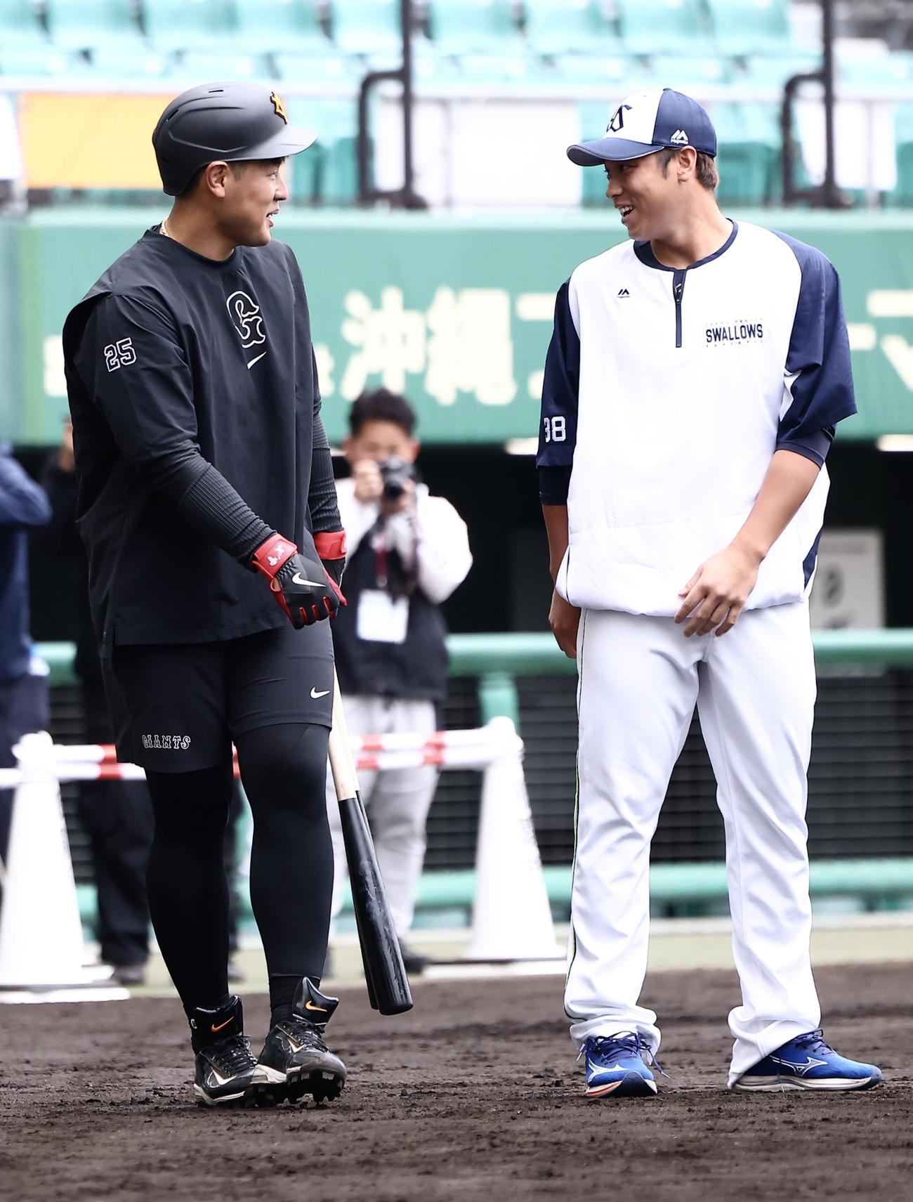 巨人対ヤクルト　試合前、言葉を交わす巨人岡本和（左）とヤクルト北村拓（撮影・河田真司）