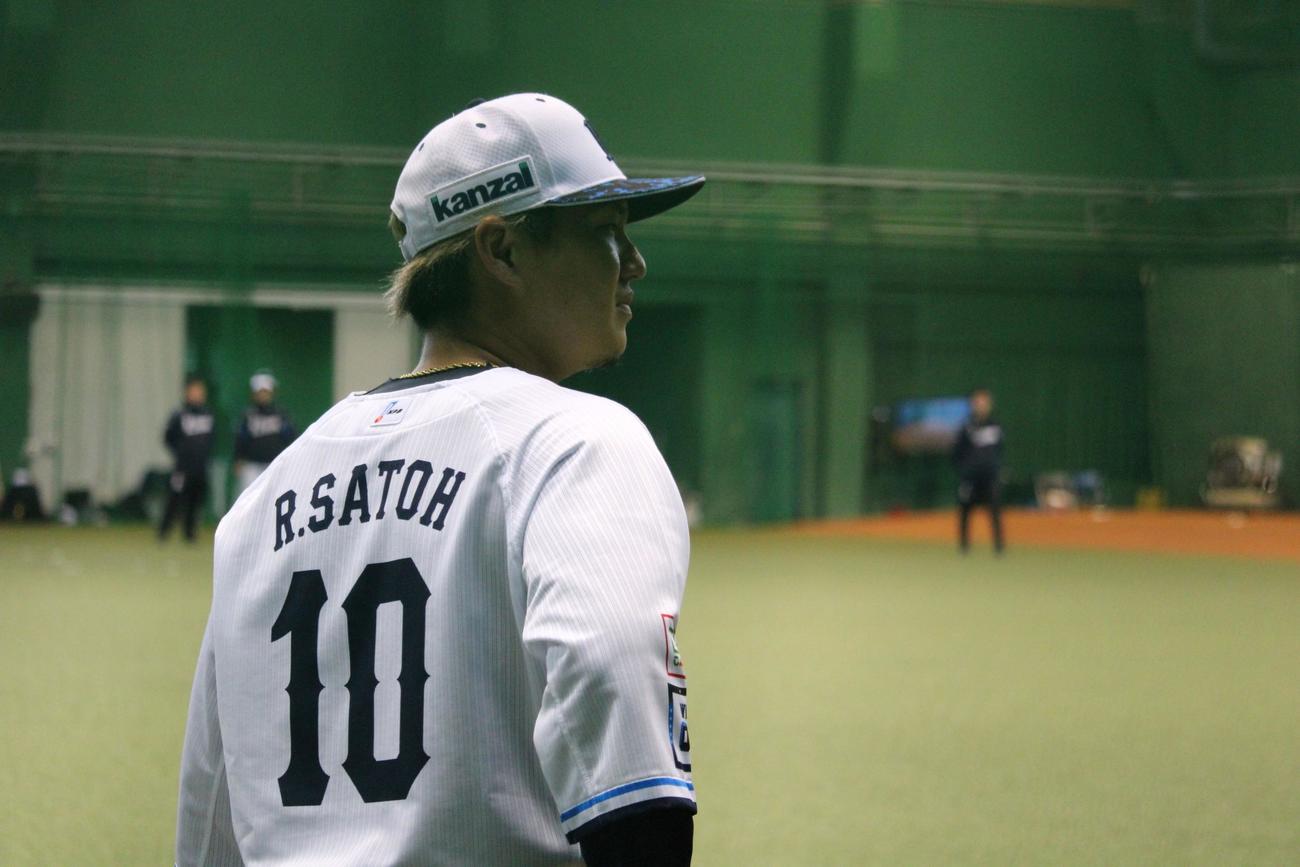 今季から背番号10をつける西武佐藤龍世（撮影・金子真仁）