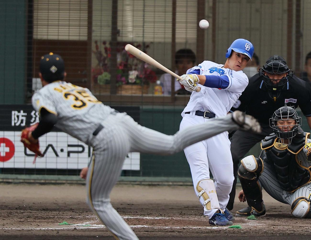 中日対阪神　3回裏中日2死三塁、三好は同点適時打を放つ（撮影・上田博志）