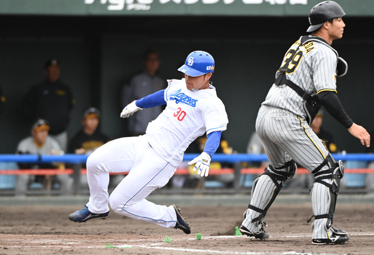 中日対阪神　5回裏中日1死一、二塁、カリステの左中間へ適時二塁打で生還する三好（左）（撮影・森本幸一）