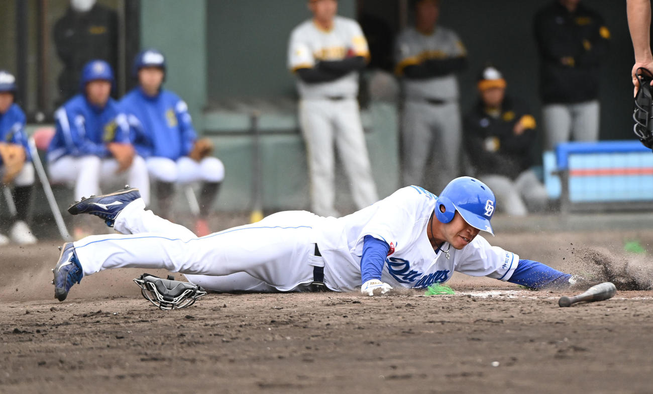 中日対阪神　5回裏中日1死一、二塁、カリステの左中間へ適時二塁打で生還する三好（撮影・森本幸一）