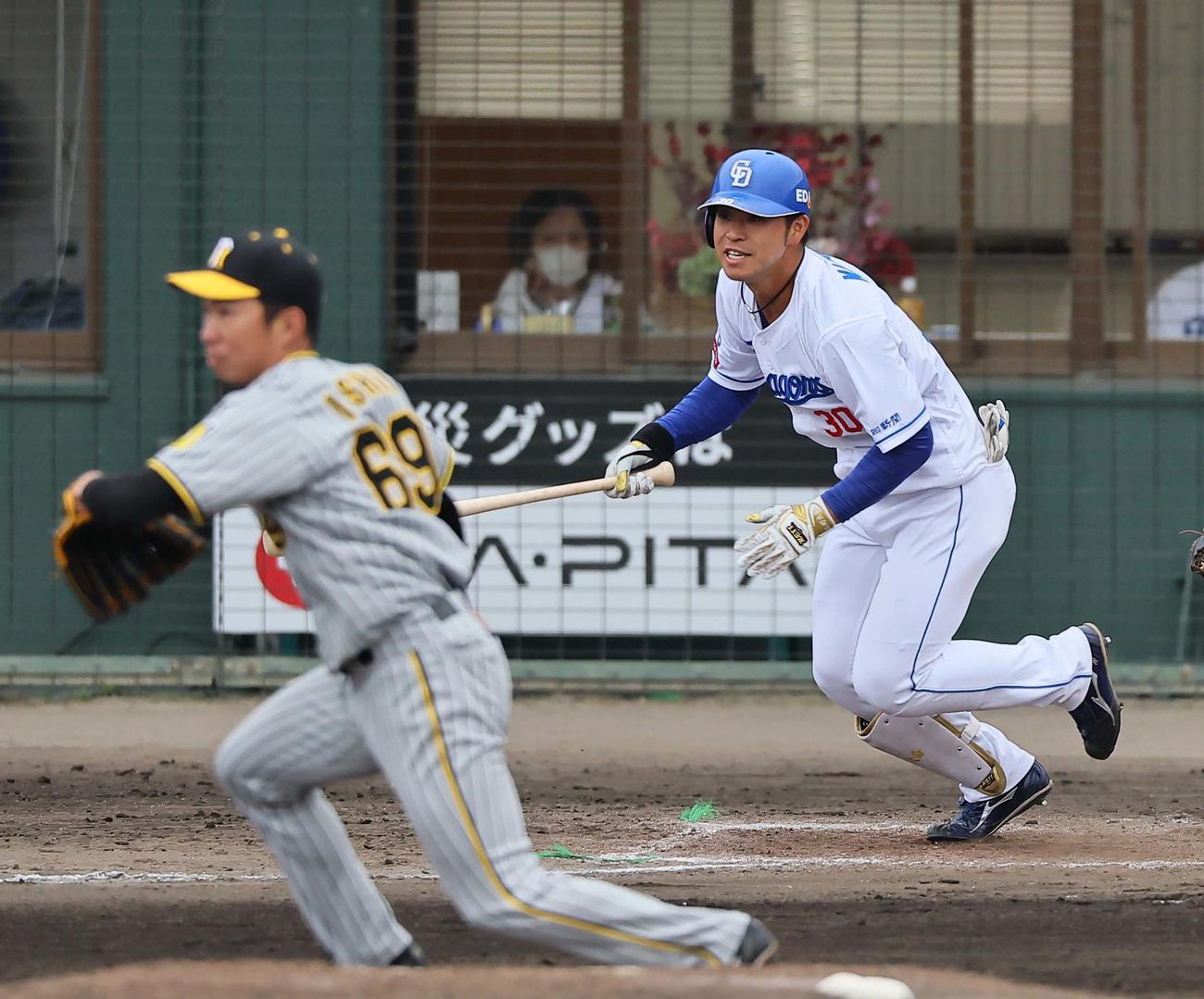 中日対阪神　5回裏中日1死一塁、三好は右前打を放つ（撮影・上田博志）