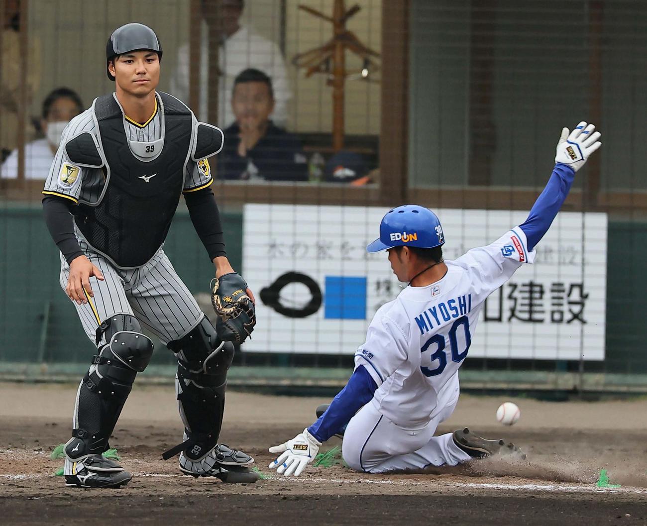 中日対阪神　5回裏中日1死一、二塁、カリステは2点適時二塁打で生還する三好（撮影・上田博志）