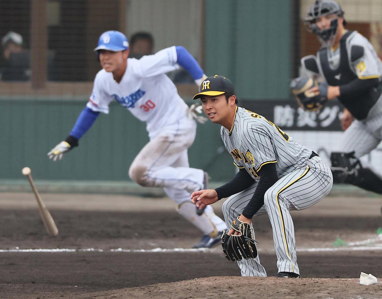 中日対阪神　7回裏中日無死、三好を二ゴロに打ち取る阪神椎葉（撮影・上田博志）