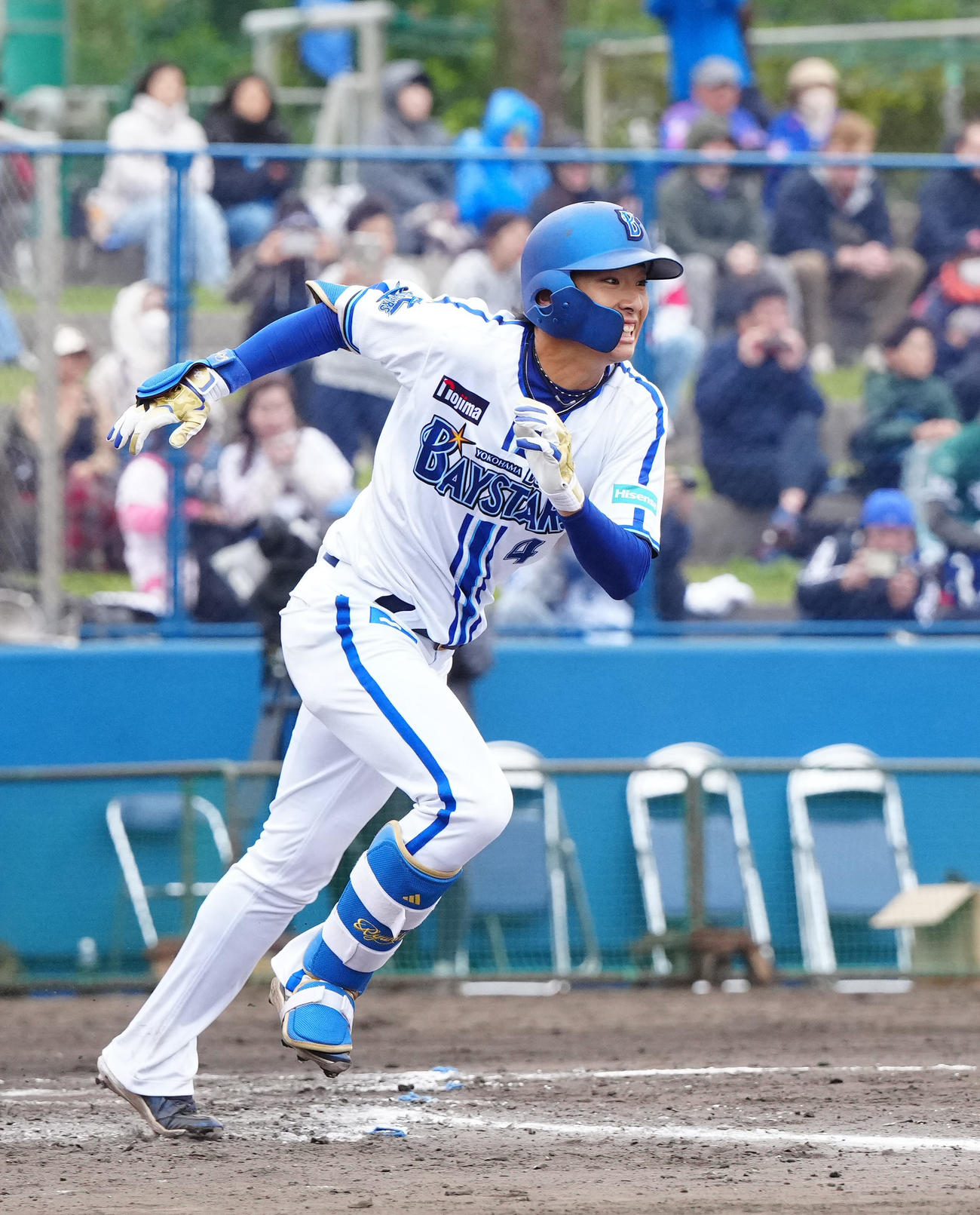 DeNA対楽天　5回裏DeNA2死一塁、右前打を放つ度会（撮影・江口和貴）