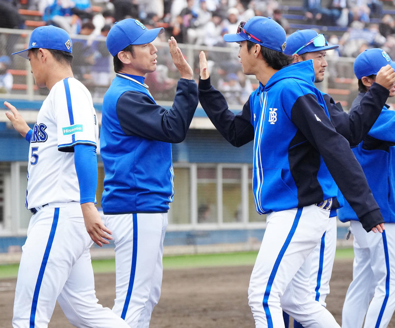 DeNA対楽天　楽天に勝利し、タッチを交わすDeNA三浦監督（左から2人目）とタッチを交わす度会（撮影・江口和貴）