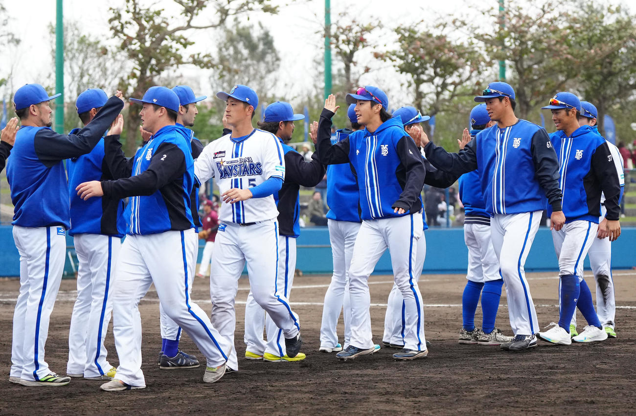 DeNA対楽天　楽天に勝利し、タッチを交わす度会（中央）らDeNAの選手たち（撮影・江口和貴）