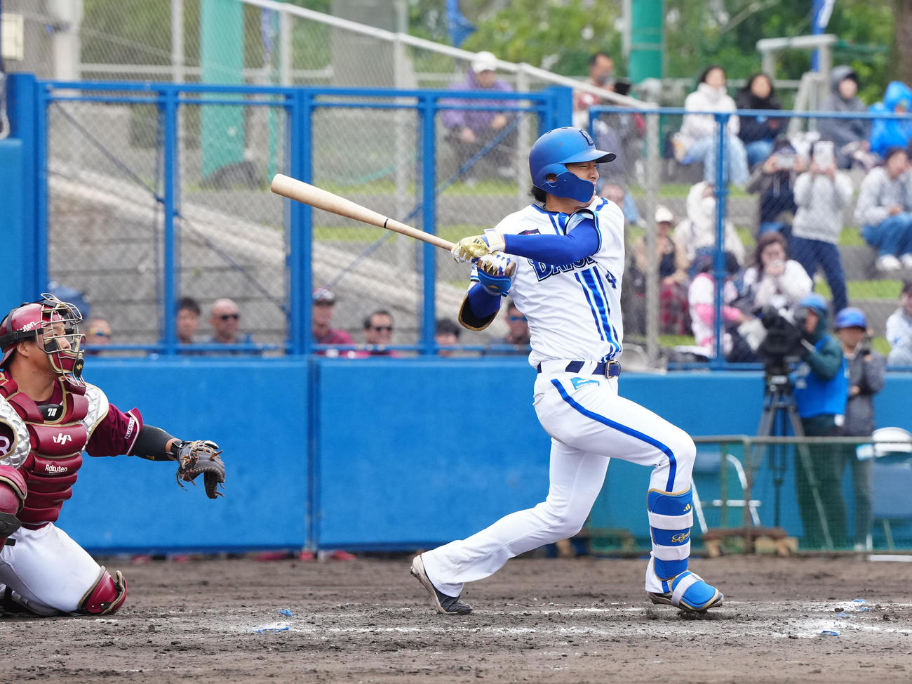 DeNA対楽天　5回裏DeNA2死一塁、右前打を放つ度会（撮影・江口和貴）