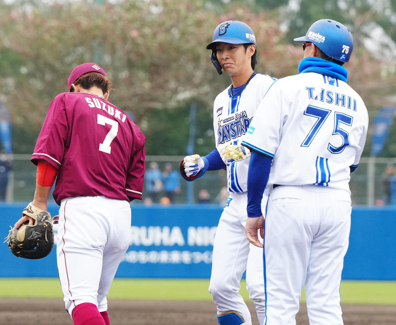 DeNA対楽天　5回裏DeNA2死一塁、右前打を放った度会（中央）（撮影・江口和貴）