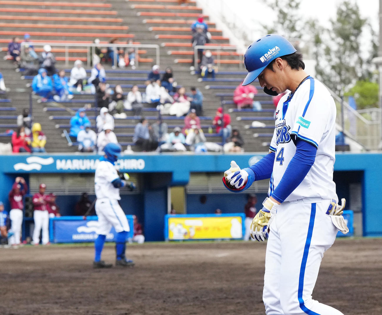 DeNA対楽天　3回裏DeNA1死一塁、右飛に倒れベンチに引き揚げる度会（撮影・江口和貴）