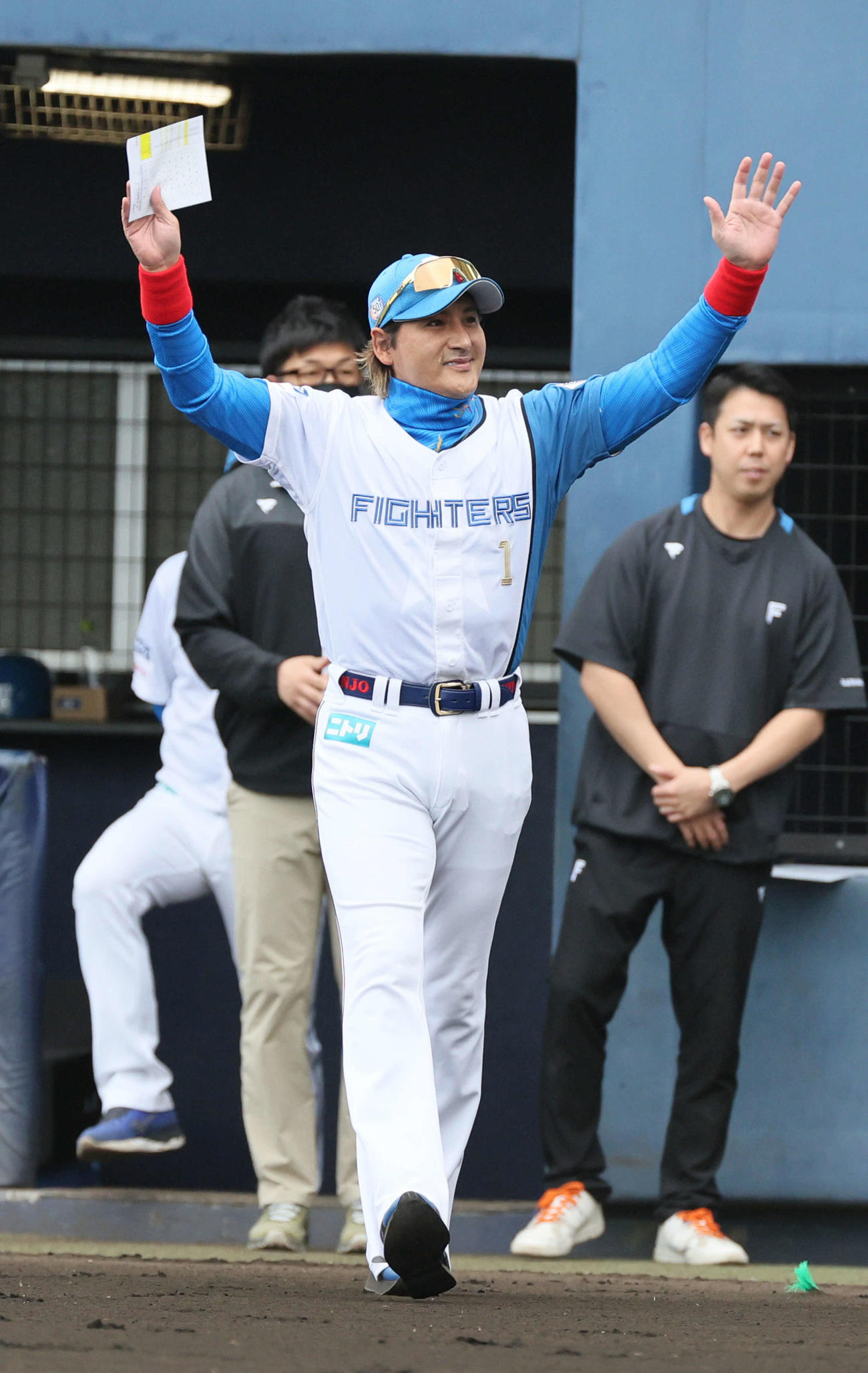 日本ハム対広島　メンバー表の交換に現れた日本ハム新庄監督（撮影・加藤孝規）