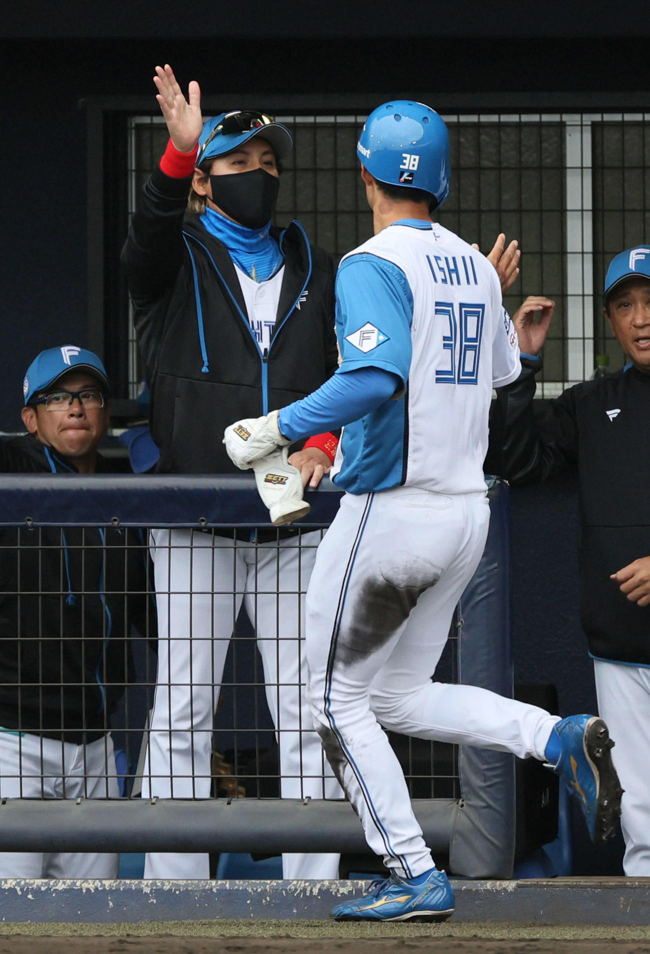 日本ハム対広島　5回裏日本ハム無死一、三塁、郡司の中犠飛で生還した石井を迎える新庄監督（左）（撮影・加藤孝規）