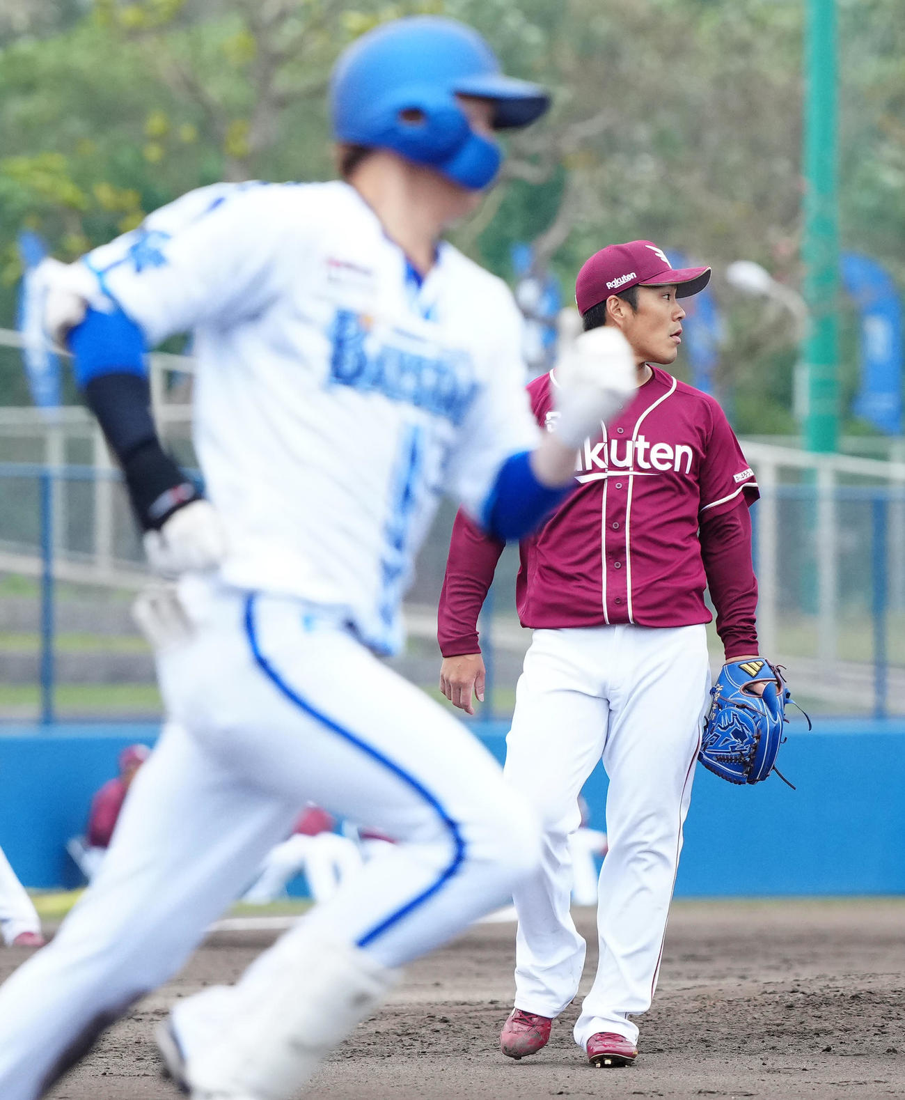 DeNA対楽天　7回裏DeNA無死三塁、楠本（手前）に適時打を浴びる則本（撮影・江口和貴）