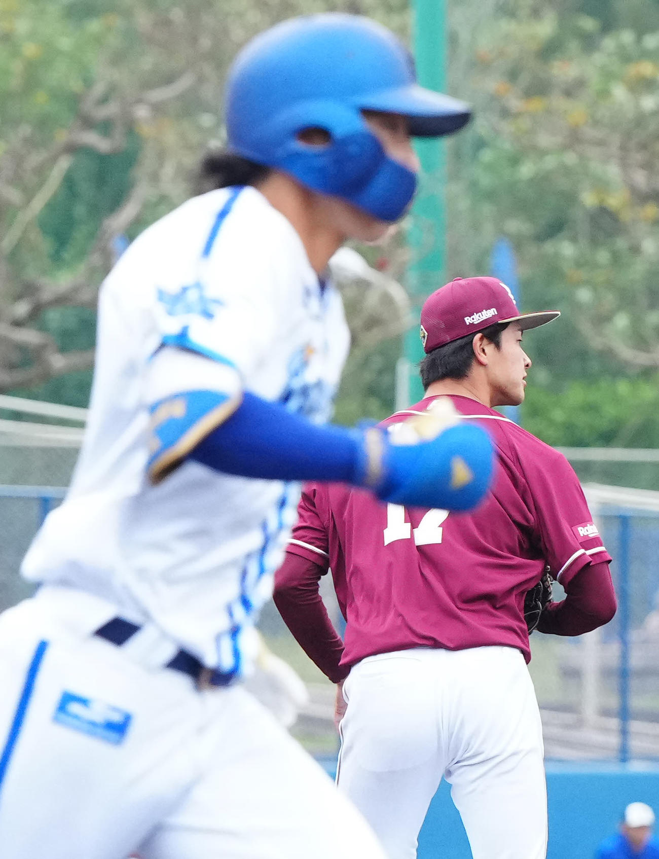 DeNA対楽天　5回裏DeNA2死一塁、度会（手前）に右前打を浴びる古謝（撮影・江口和貴）