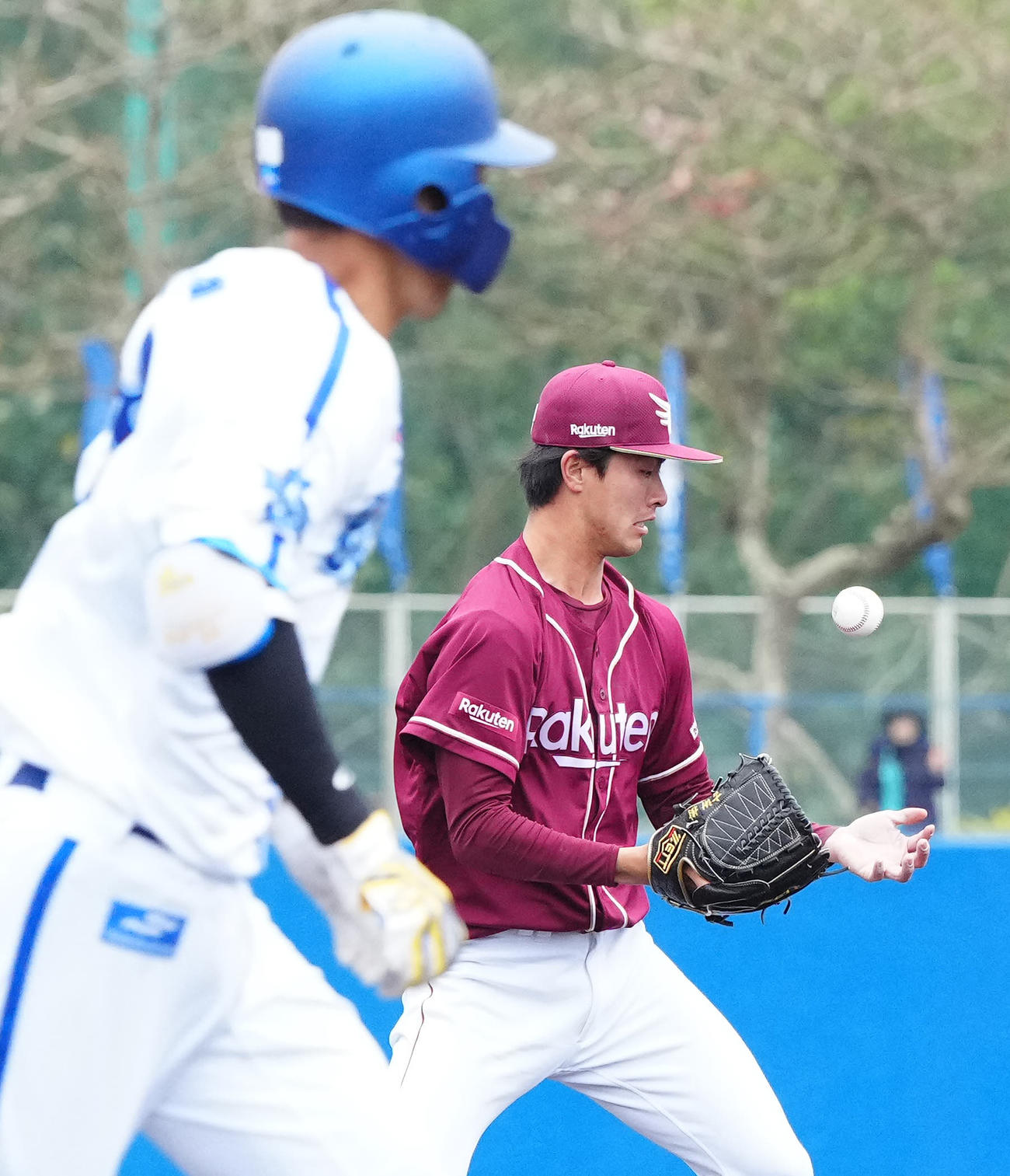 DeNA対楽天　5回裏DeNA無死一、三塁、京田（手前）の打球処理をもたつくも投ゴロとする古謝（撮影・江口和貴）