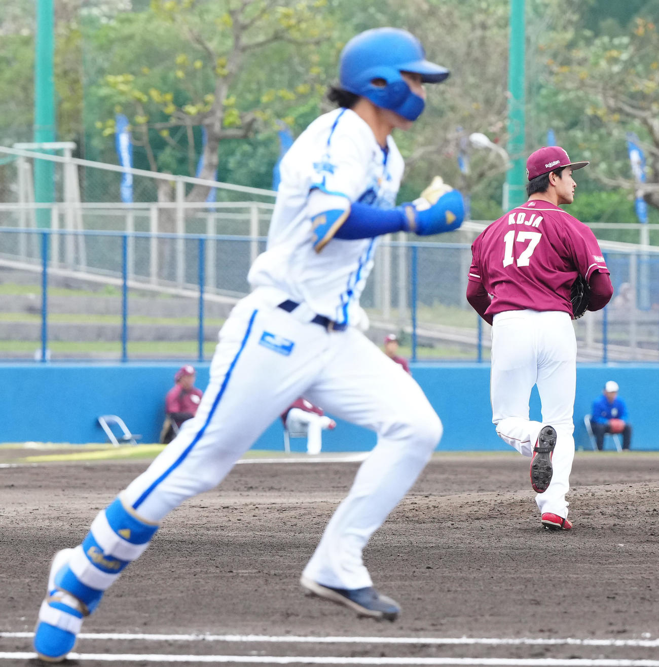 DeNA対楽天　5回裏DeNA2死一塁、度会（手前）に右前打を浴びる古謝（撮影・江口和貴）