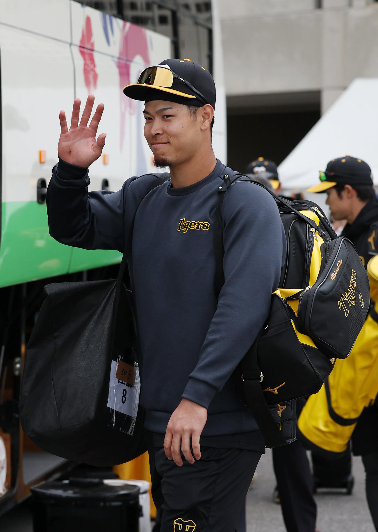 中日対阪神　試合後、ファンに手を振り引き揚げる阪神佐藤輝（撮影・前田充）